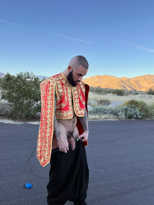 highway wh*re ride it or lemme ride u 👍 https://t.co/0JOLSzuP6V