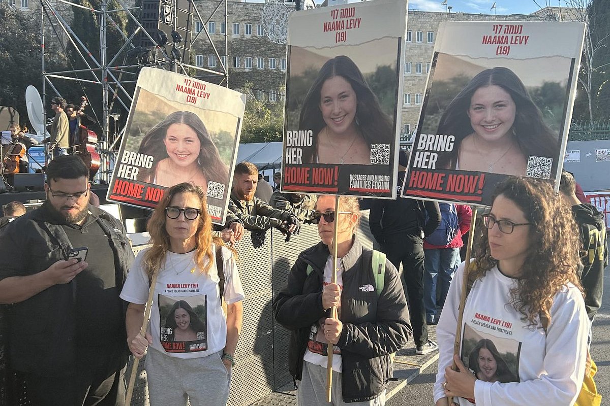 “It’s half a year already, it’s unbelievable. We did not think it could be more than a month. The most urgent thing is to bring them home.” 🎗️🎗️🎗️ - Hadas Zubary, Naama's aunt, middle, photo by Amelie Botbol #BringThemAllHomeNOW