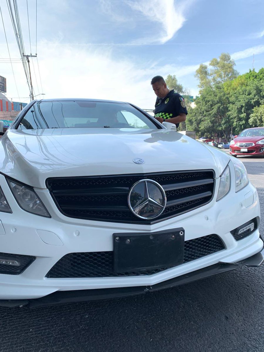 Así se ve un carro de lujo que invade el carril exclusivo de @MetrobusCDMX, que trae placas de otro estado y que se sentía con impunidad. Los elementos de Tránsito de la @SSC_CDMX retiran la placa vehicular en garantía. 📍 Hoy en Clave & Vallejo, Hospital La Raza, #Línea3.