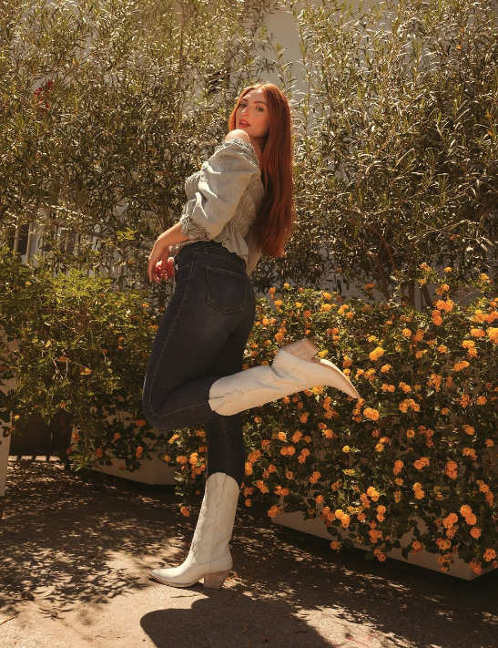 Thursday Fit Check 🌷✨🤠
📸: @maegan_alys_photography
#ThursdayBoots #CowboyBoots #SpringStyle #WomensStyle #WesternBoots #WomensBoots #WhiteCowboyBoots #FitCheck