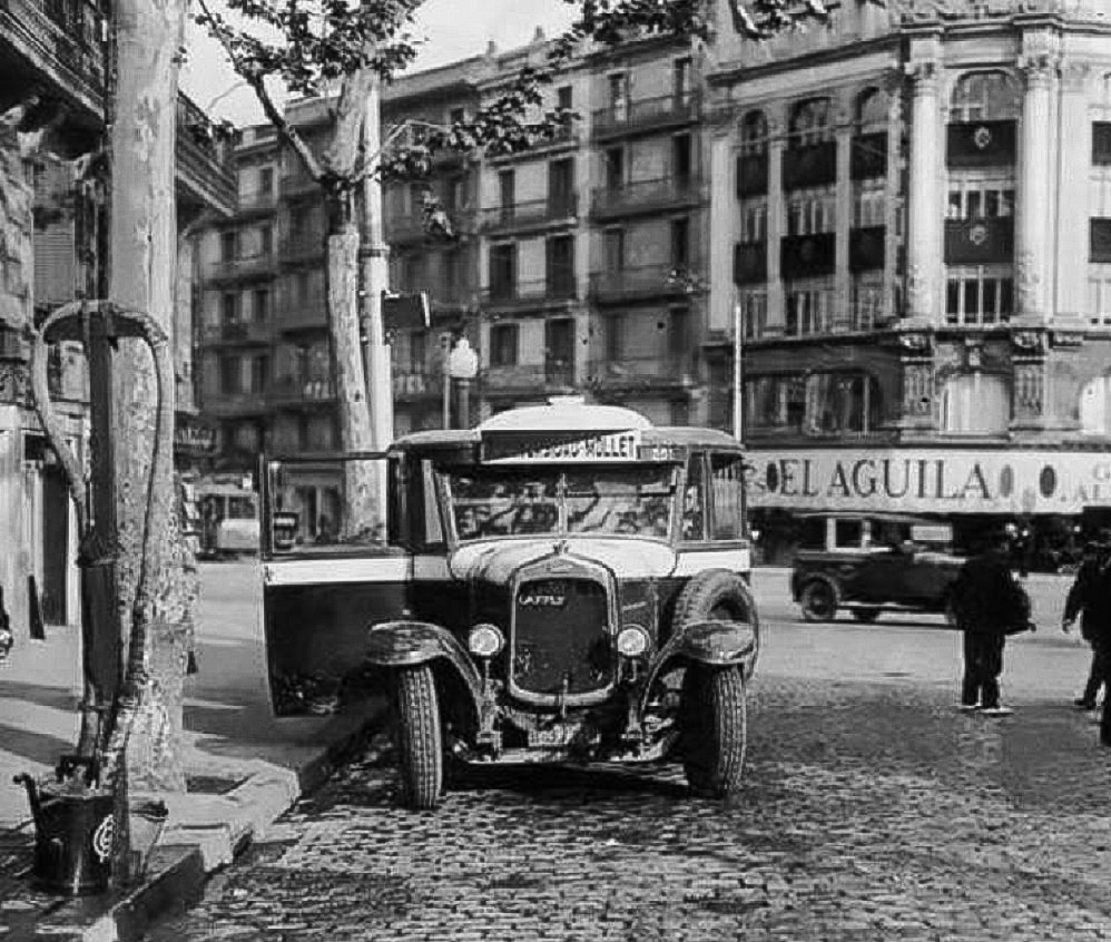 Bon dia ☀️
Autobús de Mollet de l'empresa Sagales els anys 30 (Plaça Universitat).