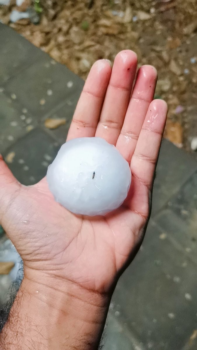 Ar_WeatherWatch's tweet photo. سلطنة عمان - احجام برد هائلة في حقل الخوير النقطي غرب عبري
#منخفض_الهدير #منخفض_المطير #منخفض_جوي #سلطنة_عمان #عبري #برد 

#Lightning #Storm #UAE  #hail #Lightning_storm #hailstorm

 https://t.co/RejnM8bqiH