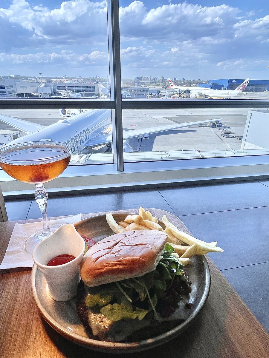 Excellent Manhattan cocktail 🍹and perfectly cooked burger (yes, I mean rare) at the @AmericanAir SoHo lounge at JFK airport! ✈️ Thanks @British_Airways for the @traveloneworld Emerald status match! 💛👍🏼 #frequentflyer