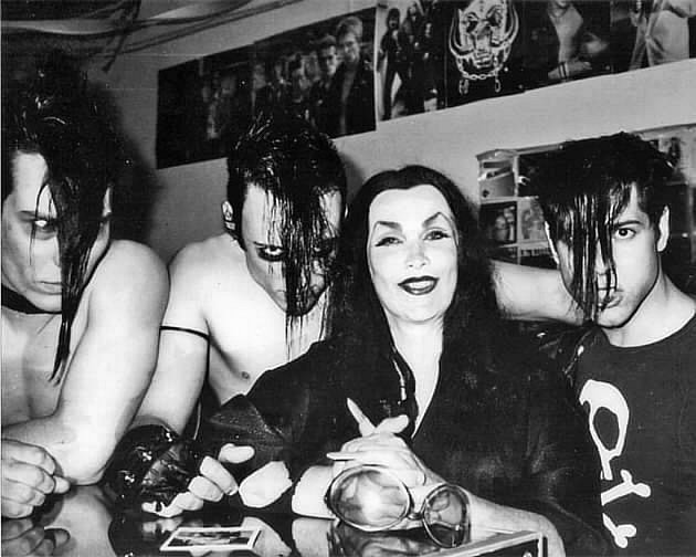 When the Misfits dropped in on Vampira 📷📷📷#vampira #themisfits #horrorpunk #BookSigningEvent