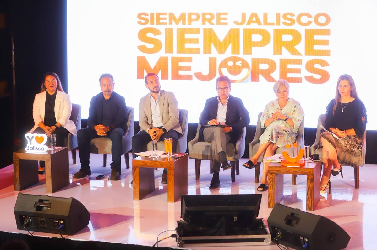 Muchas gracias a la Ing. Mirna Avilés, integrante del consejo del Colegio de Ingenieros de Jalisco; a la Arq. Adriana de la Torre Marín, Secretaria del Comité Directivo de la SEMI; al Arq. Miguel Eduardo Echauri Corona, presidente de la Academia de Arquitectura de Jalisco; a
