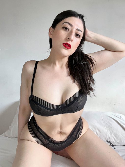 Esta es mi cara de decepci&oacute;n cuando me doy cuenta que no han visto mi nuevo video.  (Y en Fansly encuentran