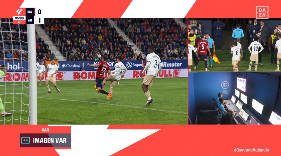 ArchivoVAR's tweet photo. 📺💥 El VAR y su problema con el intrusismo en el Osasuna - Valencia.

👉🏻 Budimir, antes del contacto, se está dejando caer. Además, no queda claro qué jugador contacta con el balón.

❌ NO ES ACCIÓN DE VAR.

▪️ Del Cerro Grande, como de costumbre, decidió ser protagonista. https://t.co/gwBYIPJZaM