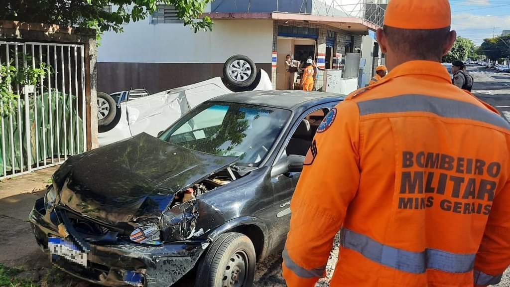 Uberlândia🚨🚒 Na tarde de hoje (15), #bombeirosmg foram acionados para atender a um capotamento de veículo. A ocorrência envolvia 2 veículos, sendo que 1 deles capotou. Nenhum dos passageiros dos veículos apresentaram lesões. Um dos veículos estava com licenciamento 2022. 🚗🚙