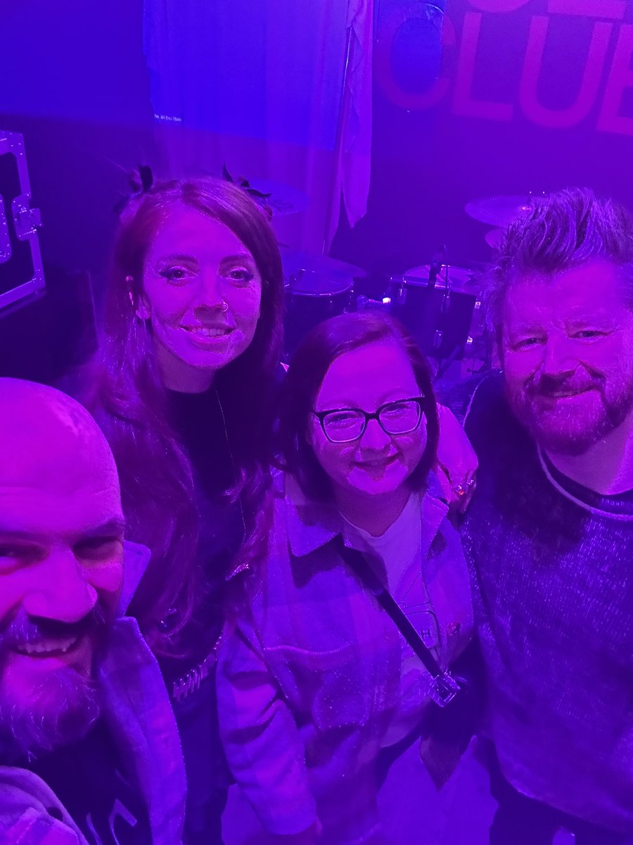 Andyrobb81's tweet photo. @eevahmusic you guys absolutely killed that tonight outstanding, thanks for the pic and the lovely chat after the gig. Breathtaking. https://t.co/jhtBQsmMD4
