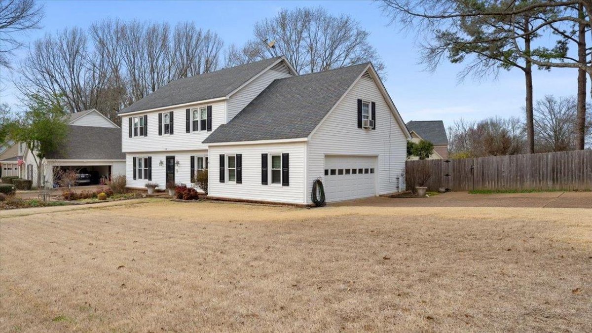 $450,000
This single family home located at 114 E Valleywood Dr, Collierville, TN 38017 is currently listed for sale by Crye-Leike, Inc., REALTORS, with an asking price of $450,000. This property was built in 1980 and has 4 bedrooms and 2 full and 1 partial baths.