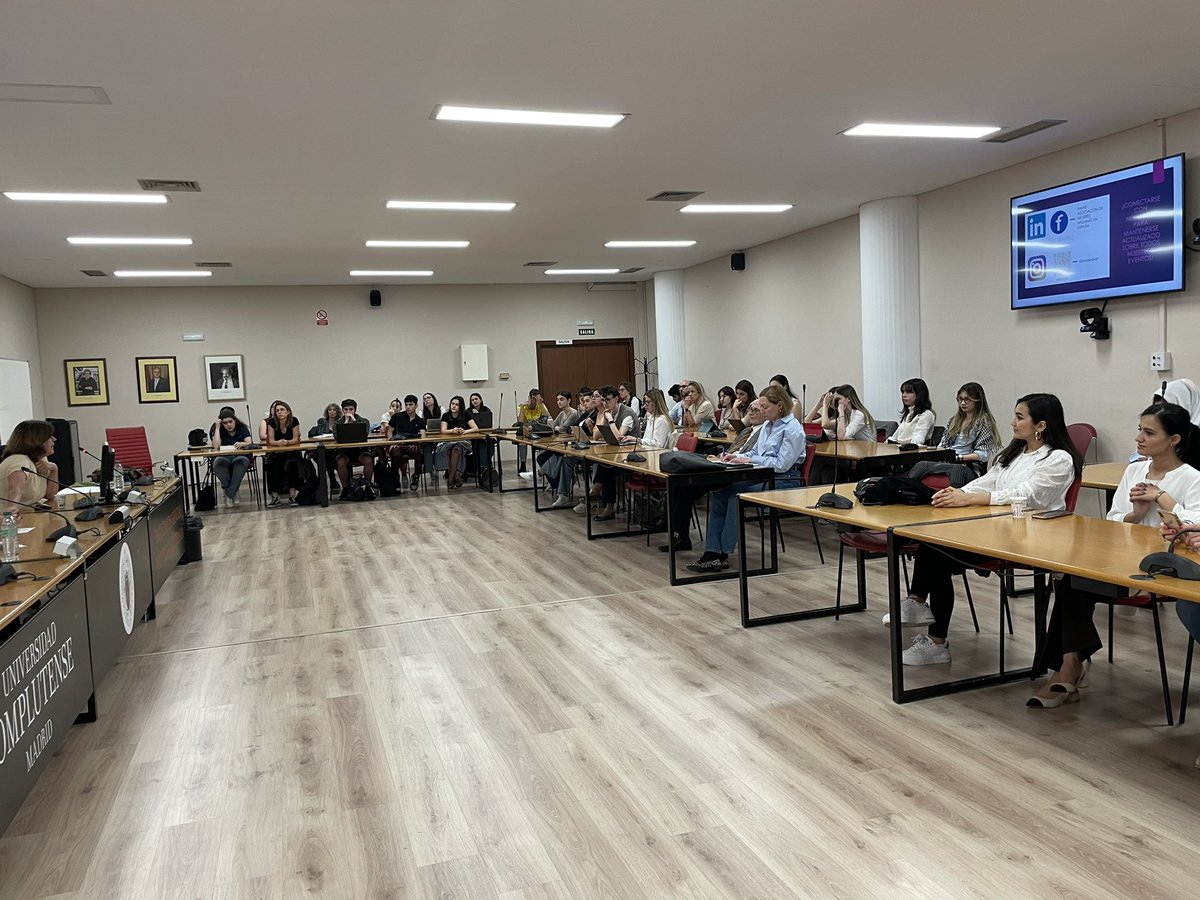 La dignidad, serenidad y determinación de las mujeres afganas en España es espectacular. Hoy lo han demostrado de nuevo en el acto de #AMAE, la Asociación de Mujeres Afganas en España, en la #UCM. Luchan por su inclusión y por todas las que han dejado atrás.