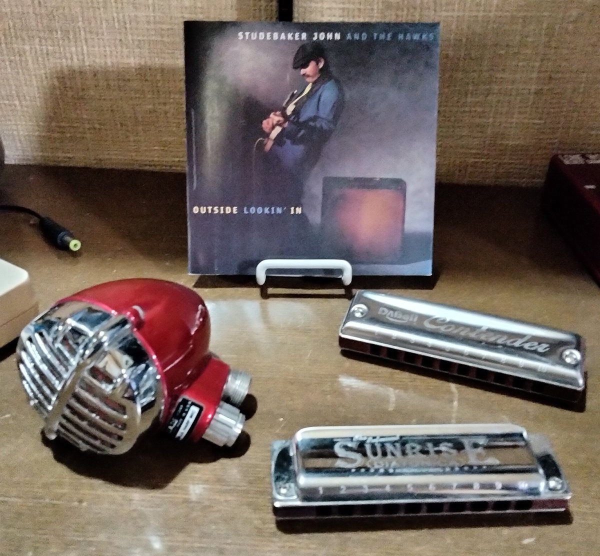 harpman0817's tweet photo. おはようございます！
先日 管理事務所に怒鳴り込みがあったとの報告もありましたが、今日は何事も無く業務終了を願いたいものです🥲
なかなかにスリリングな現場です😅
今日も良い1日をご安全に！✌️😉

#kongsheng
#dabell
#harmonica
#astatic
#JT-30
#studebakerjohn
#ハーモニカ
#ブルースハープ https://t.co/T4dQOzfomH