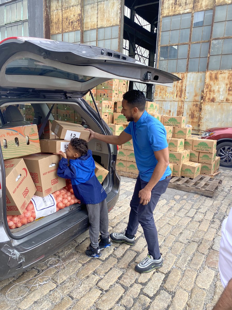 I brought an extra set of (tiny) helping hands to support @MetCouncil & @UnitedJewish with their annual Passover food distribution yesterday. Especially right before Passover, it was so great that my son and I could join in this tremendous work for Brooklynites in need.