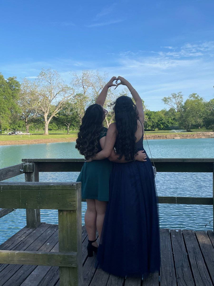 FelicityLara28's tweet photo. 8th grade dance with my bestie https://t.co/42tdGePiCH