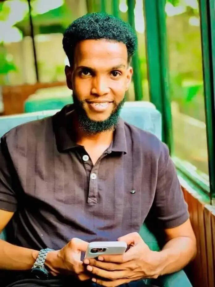 i_ilwaad's tweet photo. Ehellada marxuum Abshir Gaarane Axmed oo ka tirsanaa Fannaaniinta Gobolka Banaadir oo gelinkii dambe ee Axaddii ku geeriyooday shil gaari oo ka dhacay inta u dhexeysa Muqdisho iyo Balcad ayaa war cusub kasoo saaray geerida wiilkooda. https://t.co/GXJRZL4Njl