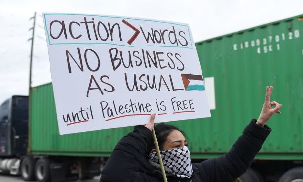 Community members and activists blocked “Canada’s biggest export path from the West Coast and called 4 a full, immediate two-way arms embargo on Israel—no loop holes. This is part of a global mobilization. Stop arming genocide.”
#A15ForPalestine