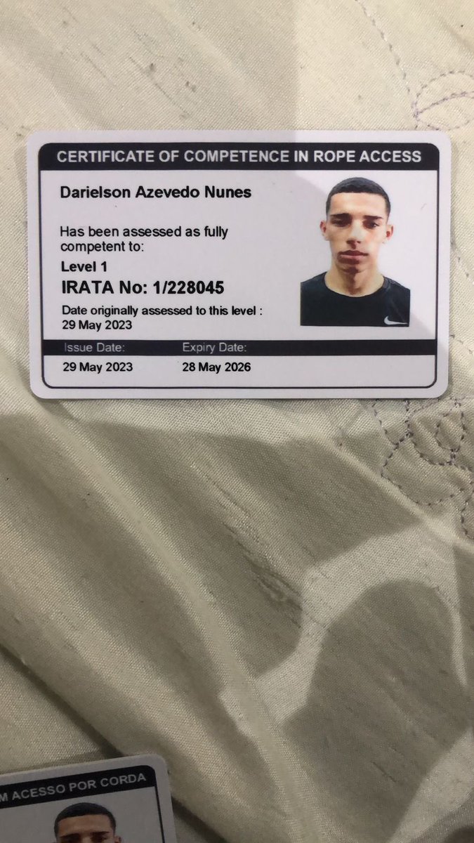 Trabalhador, Pai de Família, morto por apenas entrar em uma comunidade rival, não dá pra entender a covardia que assombra esse mundo, não dá pra a covardia, ainda levaram a vida de uma menina nova, cheia de sonhos que o acompanhavam, aonde esse mundo vai parar meu Deus 🏳️💔🖤
