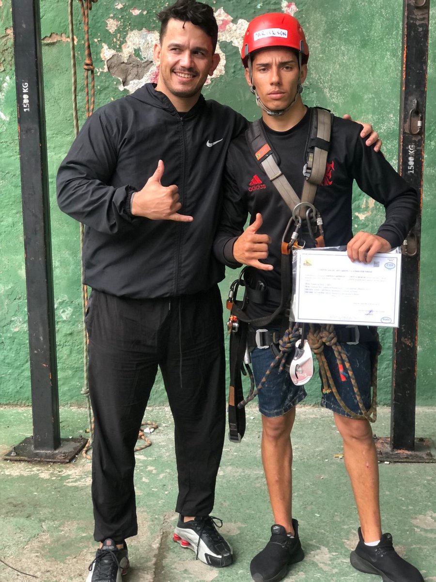 Diigato_Rhuuan's tweet photo. Trabalhador, Pai de Família, morto por apenas entrar em uma comunidade rival, não dá pra entender a covardia que assombra esse mundo, não dá pra a covardia, ainda levaram a vida de uma menina nova, cheia de sonhos que o acompanhavam, aonde esse mundo vai parar meu Deus 🏳️💔🖤 https://t.co/uOvhyfyrlk