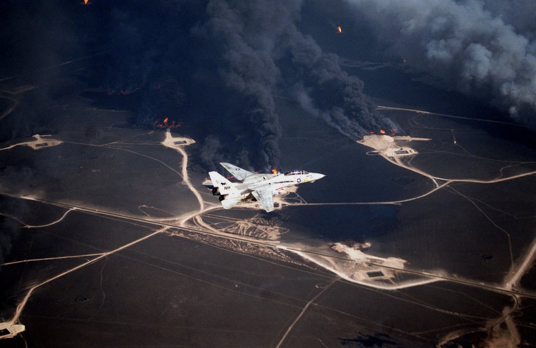 VF-114 'Aardvarks 'tan bir F-14A Tomcat, 1991 Körfez Savaşı sırasında Irak birlikleri tarafından yakılan Kuveyt petrol kuyularının üzerinde uçarken, 10 Eylül 1991.