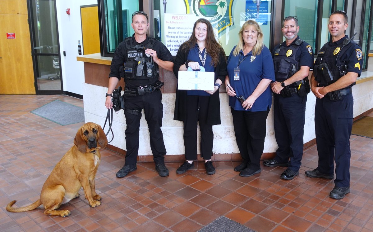CoconutCreekPD's tweet photo. It's #NationalPublicSafetyTelecommunicatorsWeek. Our own #RealTimeCrimeCenter operators, & dispatchers over at Coral Springs, are valuable teammates of all of our officers & work hard to serve our city. It's an honor to recognize them for their #dedication & #industriousness. https://t.co/EjIb4JpAit