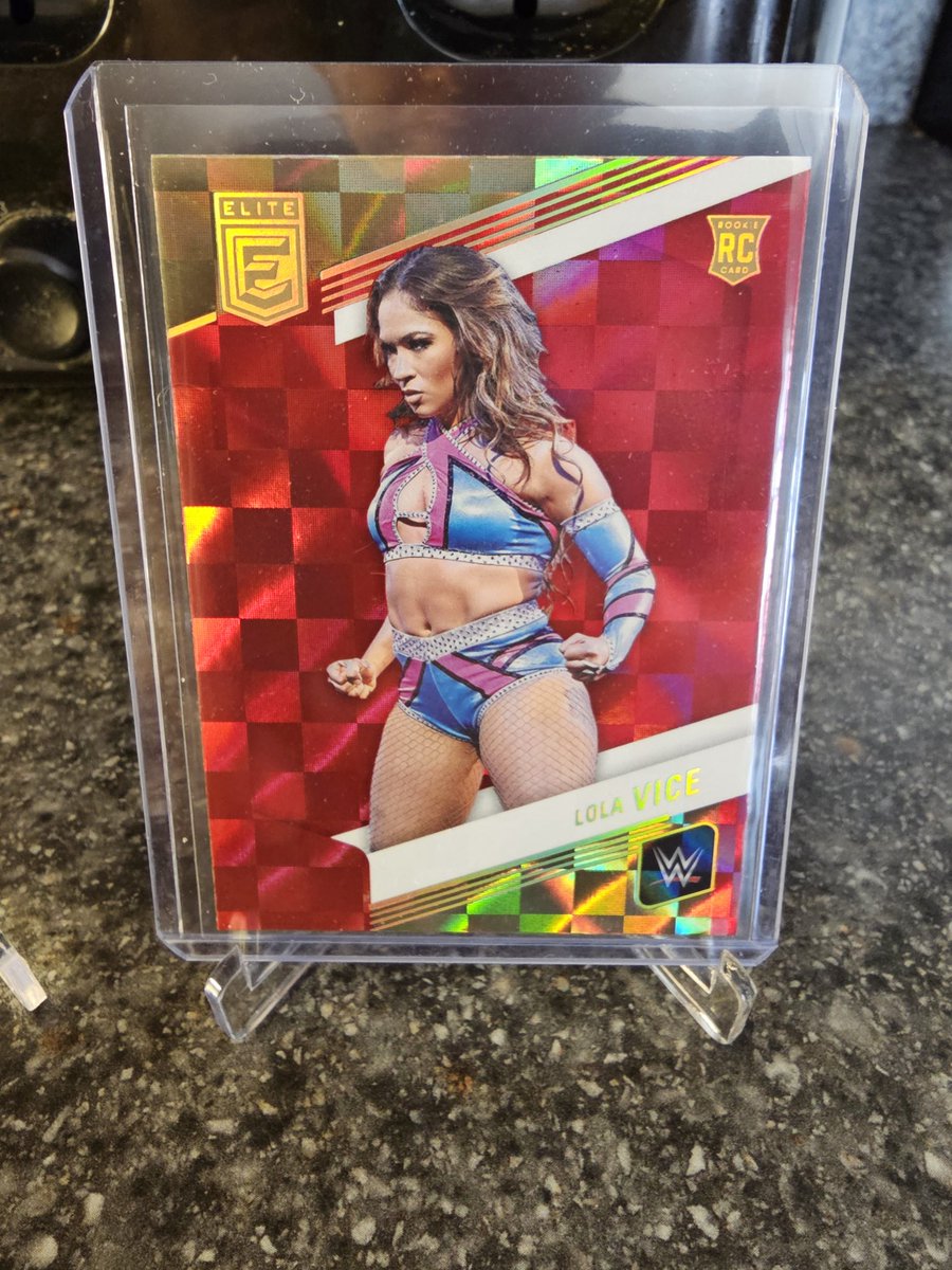 Just started collecting cards of @lolavicewwe. I got these two in the mail today!
#MailDay #WrestlingCards