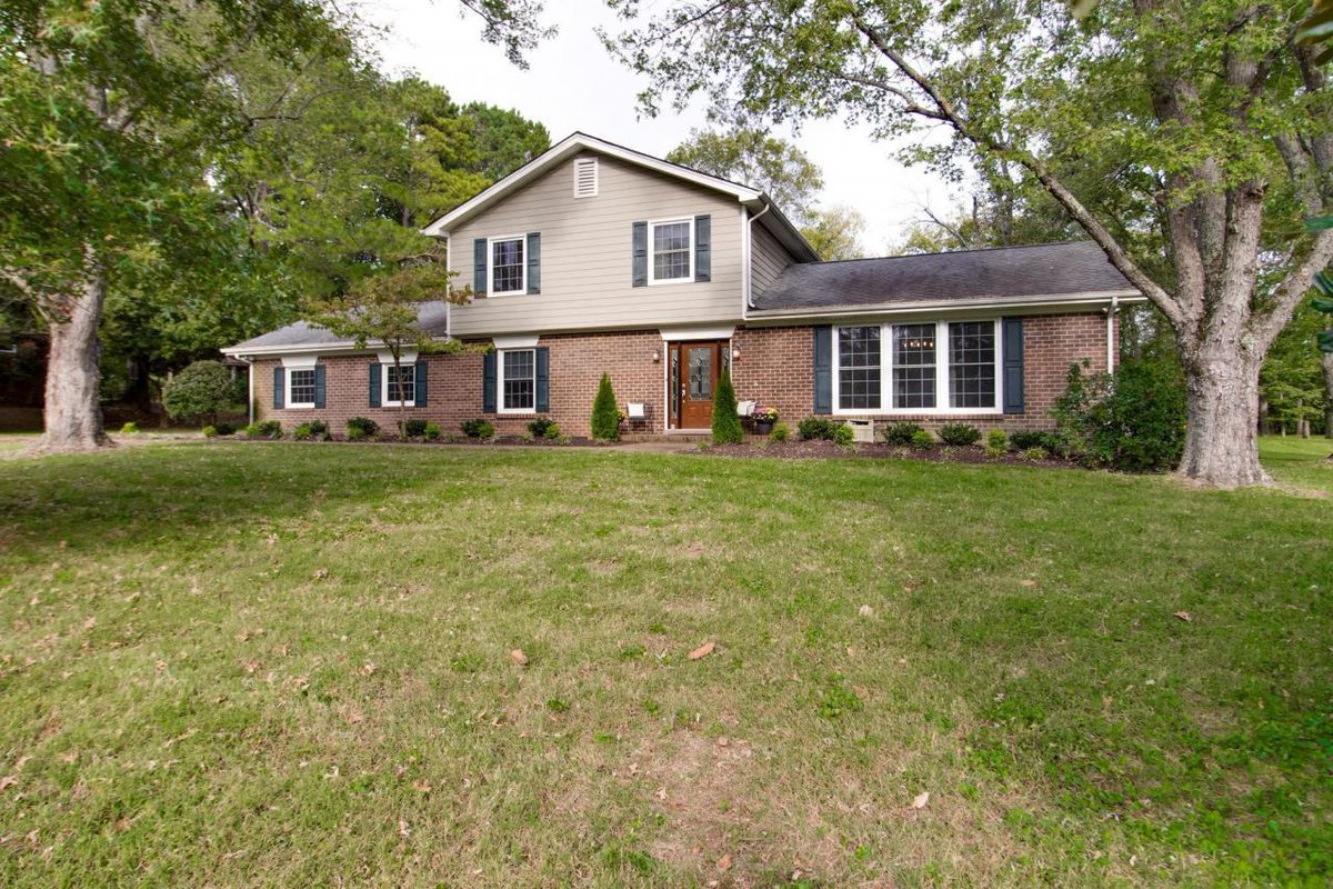 $999,000
Rare find in Brentwood. Over 5,000 sq ft on an acre w/ 4BR, 4BA &amp; with an additional 2BR, 2BA separate apartment/in-law suite/possible rental option. Zoned for award-winning schools: Lipscomb, Brentwood Middle, &amp; Brentwood High.