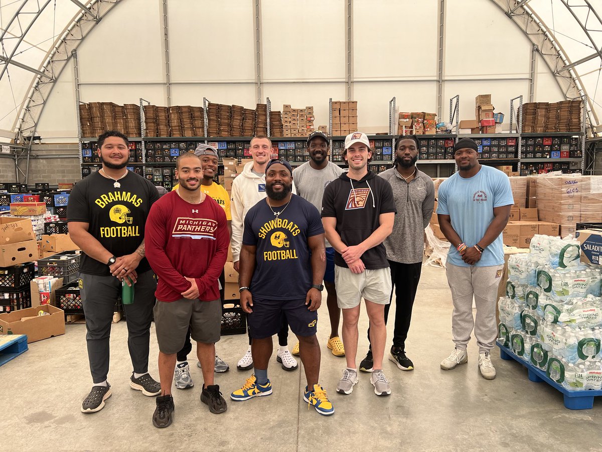 One great thing about ⁦our ⁦@TheUFL⁩ hub model is the opportunity for guys from every team to serve together! Super proud of this group for volunteering at the Mission Arlington food bank today!! 💪