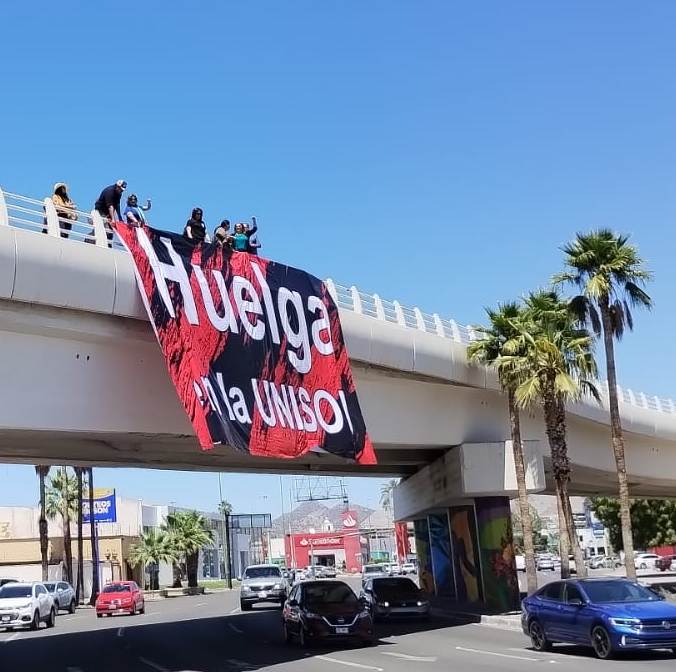 elimparcialcom's tweet image. Integrantes de el #Staus se manifiestan en el crucero de  Luis encinas y Rodríguez, ya que mañana podría estallar la huelga por parte de ellos.

📸: Teodoro Borbón