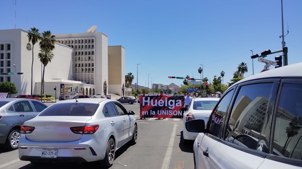 elimparcialcom's tweet image. Integrantes de el #Staus se manifiestan en el crucero de  Luis encinas y Rodríguez, ya que mañana podría estallar la huelga por parte de ellos.

📸: Teodoro Borbón