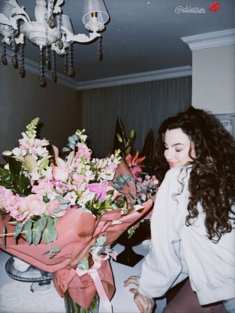 82mariarc's tweet photo. Feliz celebrando su cumpleaños 🎂💐❤️
#Bonita15deAbril #FlordePrimavera
#SuBurcuYazgıCoşkun #Şehrazad
#Canfeza https://t.co/hz1Iz7LuSL