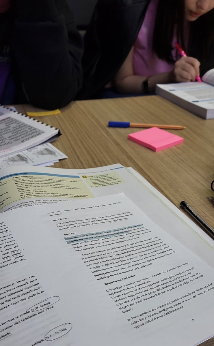 grayidyphylleia's tweet photo. never ending study sessions 📚😭 but at least I had my girls by my side today~

p. s. the only problem is we actually spend only one hour on classes and five on talking https://t.co/qJYp8dnNbj