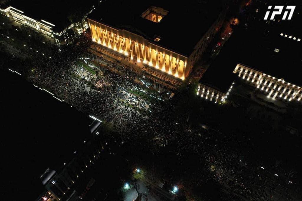 For English 👇 1.Tausende Bürger*innen Georgiens versammelten sich heute vor dem georgischen Parlament, um gegen das russische Agentengesetz zu protestieren. Der von der regierenden Partei dominierte Rechtsausschuss schloss Online-Medien von der Sitzung aus..#არარუსულკანონს
