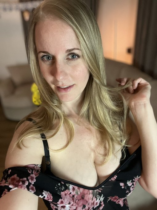 I&rsquo;m online now! Join me on MFC 😘 https://t.co/pjQbRLKygx