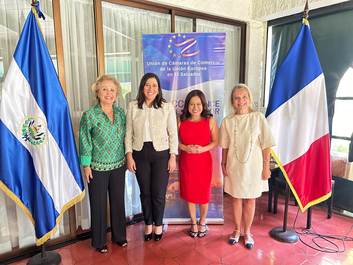 Hoy, las ministras @MorenaValdezSV y @EconomiaSV, @MariaLuisaHayem, compartieron con la embajadora de @FR_El_Salvador, @blanchardonanne y la presidente de la @CCIFRANCESV, Michelle de Gutiérrez. 🇫🇷🇸🇻