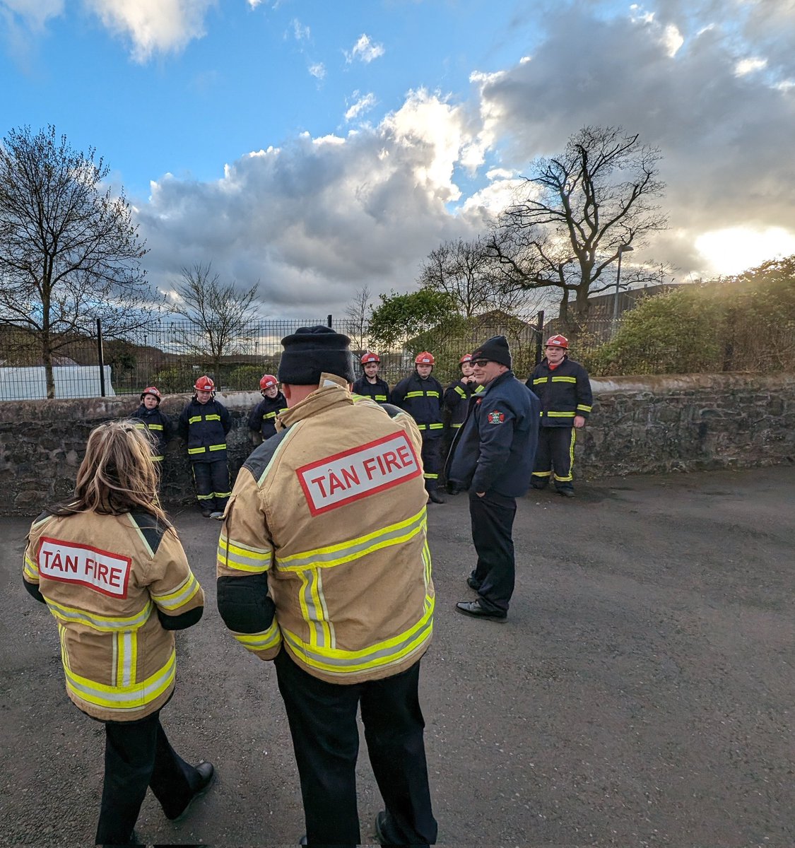 ServiceYouthTe1's tweet photo. Cadets this evening at Abercrave learnt about the BA shuffle and thermal imaging equipment, finished off with the phonetic alphabet in the classroom. Great effort from all of the cadets this evening. @Abercravefire @mawwfire  @UKFireCadets https://t.co/SUyUFsy1G7