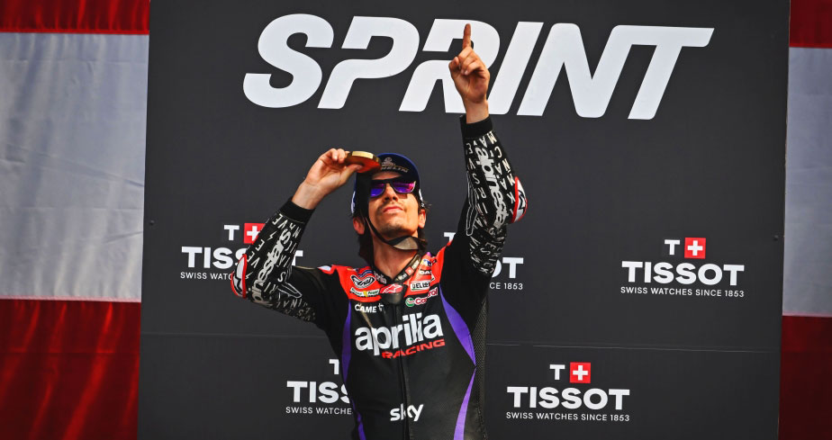MotorADNmag's tweet photo. MOTOGP 2024 Austin, COTA. 
¡Se llaman ÓRDENES, MAVERICK!
https://t.co/qD7YO3Q3pW
@motogp @yamahamotogp @HRC_MotoGP @KTMFactoryRace @apriliaracing
#MotoGP2024 #carreraMotoGPdelasAméricas #COTA #carrerasprint #FrancescoPeccoBagnaia #MarcMarquez #PedroAcosta #DucatiCorse #KTMRacin https://t.co/sDeFY3wmdT