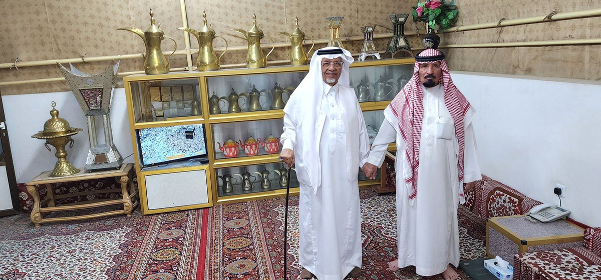 ﷽
هذا المساء زياره خاصه في ضيافة:
الأخ الشيخ محمد بن ذيب المهان والأخ الشيخ علي بن نمش الشمري، بمناسبة عيد الفطر والإطمئنان على صحتهم. أسأل الله أن يديم المحبه والتقدير والمعزة بين الجميع.