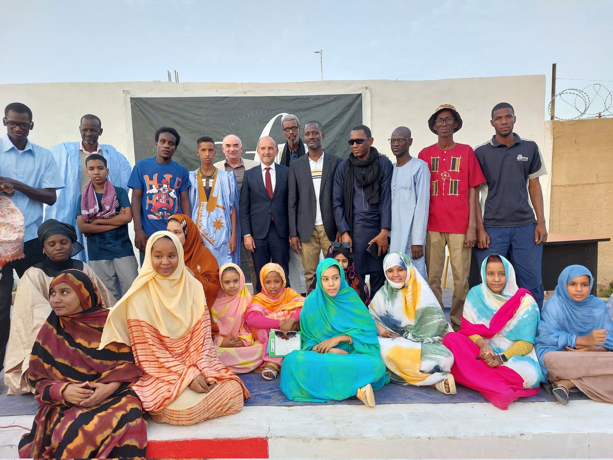 FranceenRIM's tweet photo. A l'occasion de sa mission dans l' #Assaba, l'ambassadeur 🇨🇵  a visité l’Alliance française de #Kiffa en compagnie de son president, M.Mohamed Lemine Mohamed Cheikh. Il a échangé avec une partie des 464 élèves et a remis aux lauréats leurs diplômes d'études en langue française. https://t.co/4nvLMHuNOl