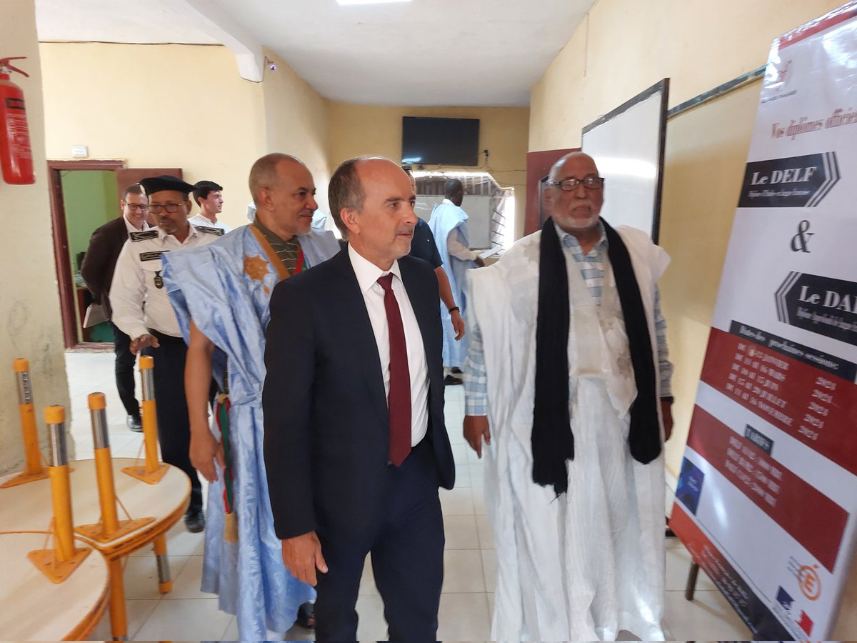 FranceenRIM's tweet photo. A l'occasion de sa mission dans l' #Assaba, l'ambassadeur 🇨🇵  a visité l’Alliance française de #Kiffa en compagnie de son president, M.Mohamed Lemine Mohamed Cheikh. Il a échangé avec une partie des 464 élèves et a remis aux lauréats leurs diplômes d'études en langue française. https://t.co/4nvLMHuNOl