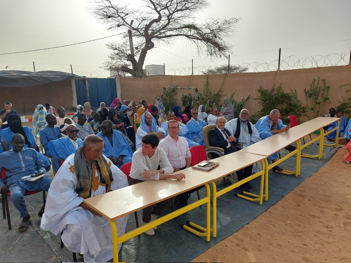 FranceenRIM's tweet photo. A l'occasion de sa mission dans l' #Assaba, l'ambassadeur 🇨🇵  a visité l’Alliance française de #Kiffa en compagnie de son president, M.Mohamed Lemine Mohamed Cheikh. Il a échangé avec une partie des 464 élèves et a remis aux lauréats leurs diplômes d'études en langue française. https://t.co/4nvLMHuNOl