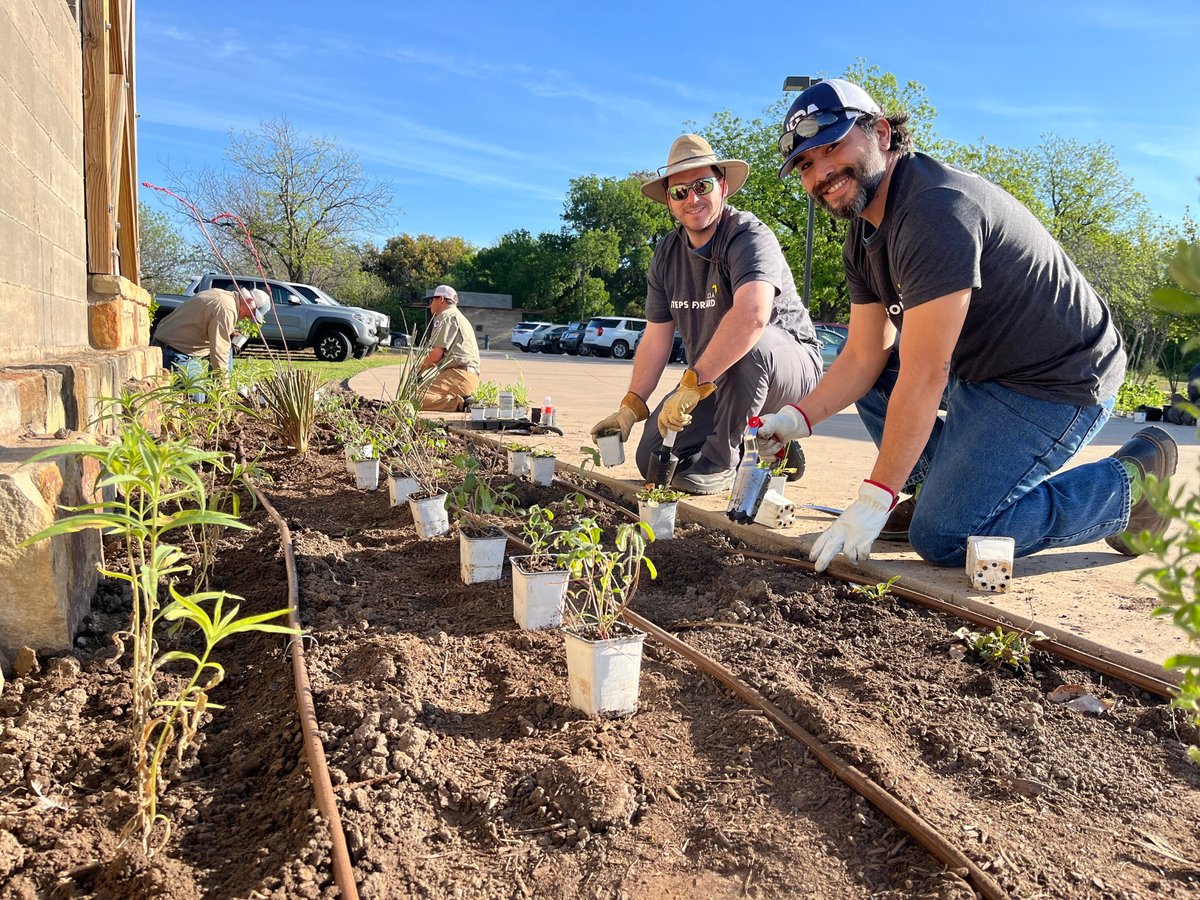 LCRA's tweet photo. Hundreds of our employees spent last Friday volunteering on projects throughout our communities. These incredible employees make #LCRAStepsForward Day possible! Read more about the projects and our annual day of service here: https://t.co/jMBQPvWZ1Z

#LCRAGivesBack #WeAreLCRA https://t.co/0cTTHZ1zlR