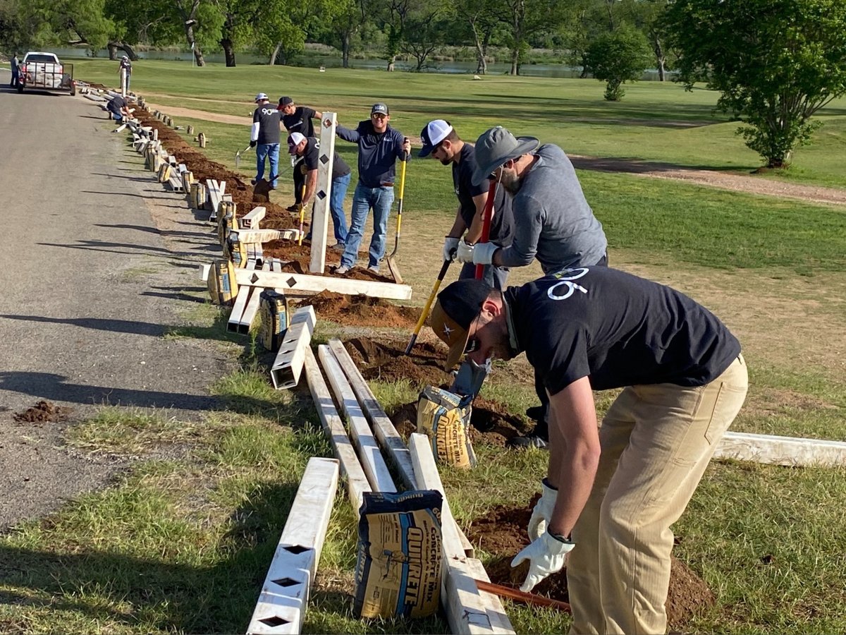 LCRA's tweet photo. Hundreds of our employees spent last Friday volunteering on projects throughout our communities. These incredible employees make #LCRAStepsForward Day possible! Read more about the projects and our annual day of service here: https://t.co/jMBQPvWZ1Z

#LCRAGivesBack #WeAreLCRA https://t.co/0cTTHZ1zlR