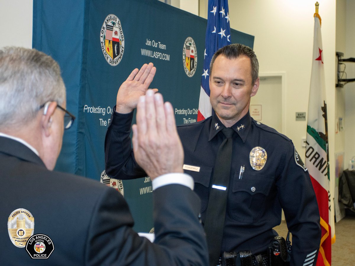 LASchoolPolice's tweet photo. Swearing-in of Deputy Chief Aaron Pisarzewicz as Interim Chief of Police for the Los Angeles School Department by Retired Chief Steven K. Zipperman.
🇺🇸
#ServingTheFutureToday #Police #LawEnforcement #ThinBlueLine #LASchoolPolice #MovingForward #FirstResponder #SchoolSafety https://t.co/zcq7iJttK5