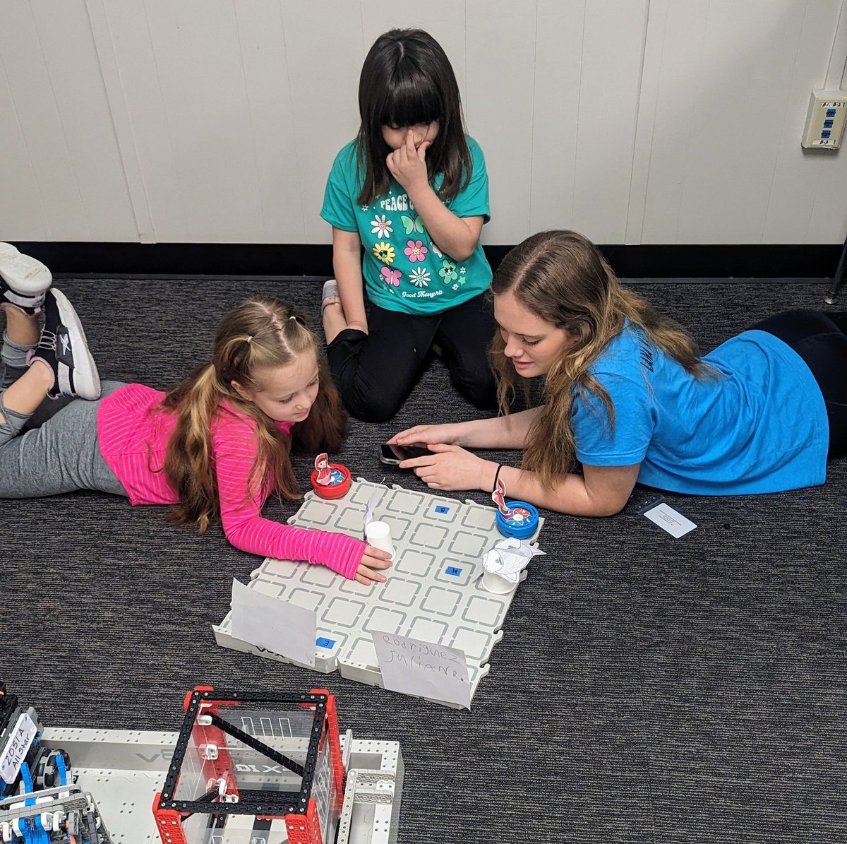 Rockwall_ITS's tweet photo. More great shots of our first graders exploring with @VEXRobotics. Special thanks to the @RockwallEdFound for the grant making this possible! #rockwallisd #edtech https://t.co/WVpHZS7axh