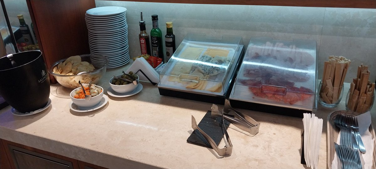 lalo_1977's tweet photo. Ingresamos a la sala Vip AMAE de Bariloche, con un pase de la tarjeta BBVA.
La única sala abierta hoy es la de Arribos que se encuentra en planta baja. La sala de Partidas delb1er piso está con reformas. @adrianratam siempre #ratamundo https://t.co/ryFygEPcHt