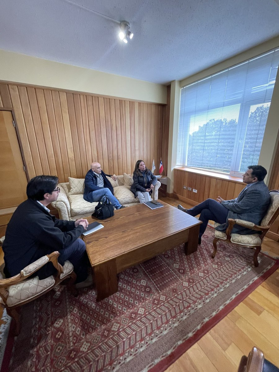 En su visita a #Valdivia la directora ejecutiva de INFOR, Sandra Gacitúa, junto al seremi @minagrilosrios @jorgesanchezslater y el gerente de la sede #LosRíos Gerardo Vergara, visitaron al @dprlosrios @jorgealvialpantoja con quien abordaron los desafíos del sector forestal.