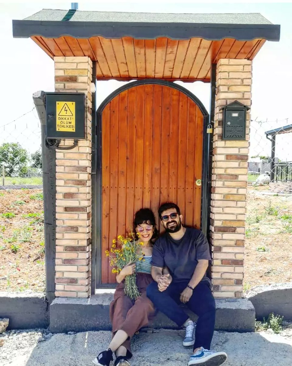 slmbensecret's tweet photo. İşte bizim depremden sonra yaptırdığımız  verandalı bahçeli yeni evimiz, meyve bahçemiz, üzüm bağımız "House of Prana" dan bizimle ilk kare🧿
Bizi yok etmeye yemin etmiş modern hayatın acilen çökmesini ve etrafı yabanî otlar sarmasını sabırsızlıkla bekliyoruz :) @berkerkoca https://t.co/tYhhFUQ6av