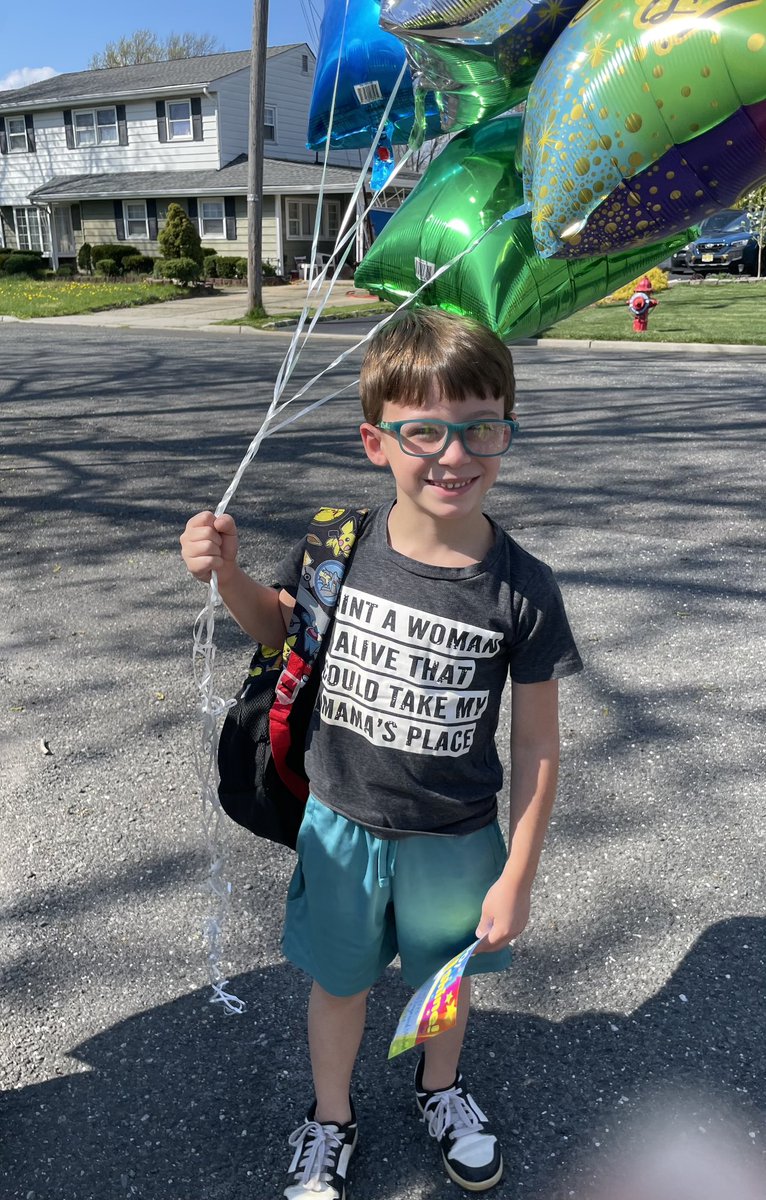 This Superstar’s proud momma showered him with congrats right off the bus!! 🎉🎈🤩