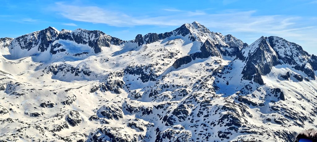 El passat cap de setmana vam fer una sessió d'esquí de muntanya edició estiu a Colomers a la #ValdAran fent nit al Refugi de Colomers.
Tot i l'intensa calor, la neu estava molt decent i es deixava esquiar. 
Vam estar al Tuc Nord de Travessani (2.737msnm)...👇