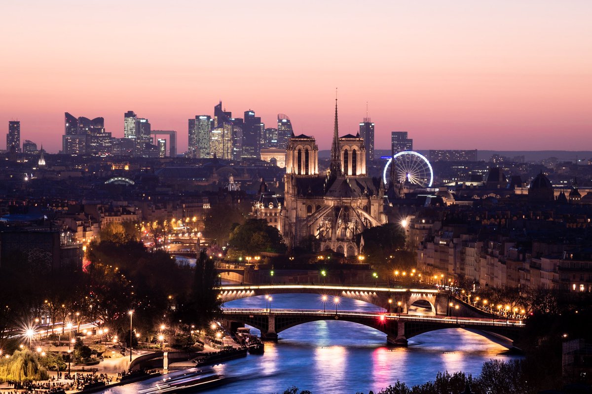 📸 Une photo prise il y a 6 ans jour pour jour… Merci à toutes celles et tous ceux qui s’affairent depuis 5 ans et ce terrible incendie pour @rebatirNDP ❤️ #NotreDamedeParis #NotreDame #Paris